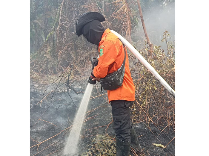 Jajaran BPBD Kepulauan Meranti tanggulangi karhutla yang berlangsung di Dusun Parit Senang, Desa Kedabu Rapat, Kecamatan Rangsang Pesisir, sejak Ahad (25/1/2025).