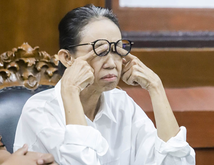 Majelis hakim PN Surabaya menyatakan gugatan Nany Widjaja melawan PT Jawa Pos tidak dapat diterima.