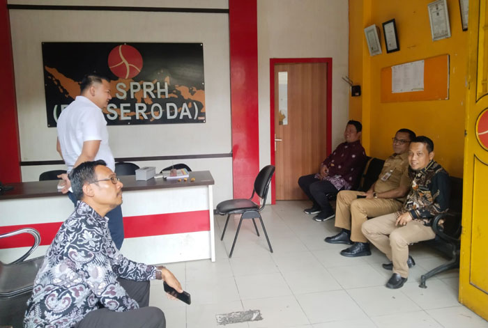 Sejumlah direksi dan komisaris bersama Sekdakab Rohil H Fauzi Efrizal saat mendatangi kantor PT SPRH (Perseroda) di Bagansiapiapi, Senin (26/1/2026).
