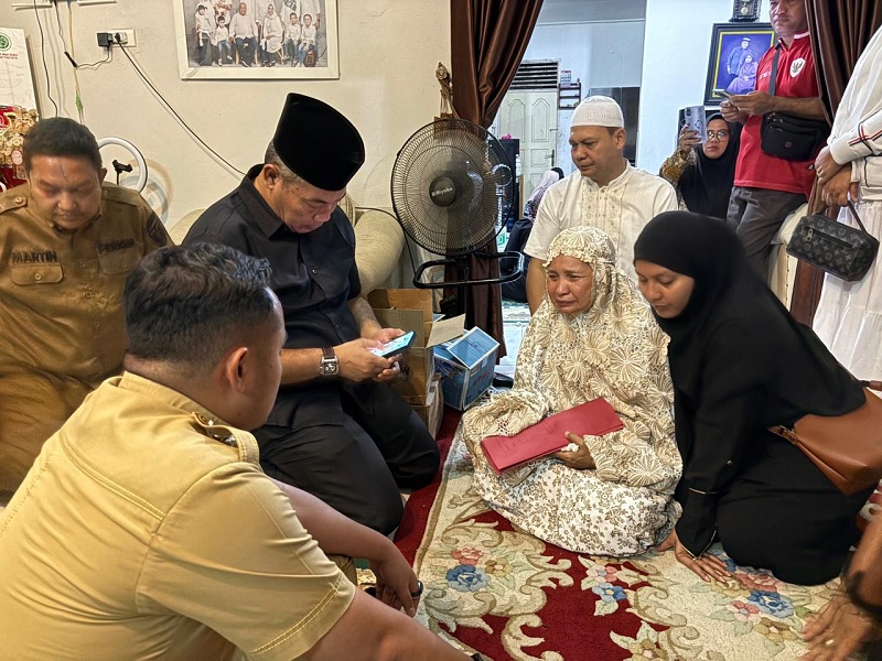 Setda Pekanbaru Ingot Ahmad Hutasuhut saat berkunjung langsung ke rumah duka