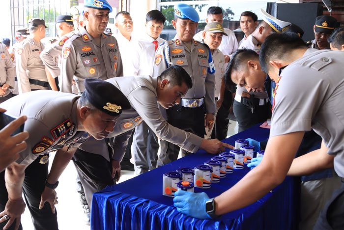 Kapolres Inhil AKBP Farouk Oktora SH SIK bersama Kasubbid Provos Polda Riau AKBP Imam Seno B SH melihat hasil urine personel usai dilakukan pemeriksaan di Halaman Mapolres Inhil, Senin (26/1/2026).