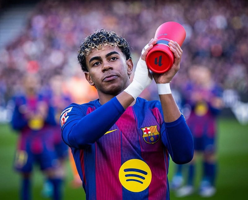 Lamine Yamal tampil gemilang dengan mencetak gol akrobatik yang menakjubkan dari dalam kotak penalti saat Bar&ccedil;a menang 3-0 atas Real Oviedo.