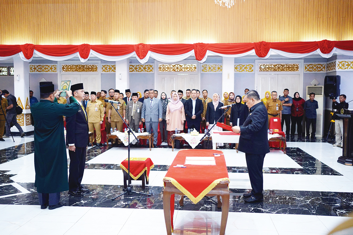 Seorang pejabat eselon II lingkungan Pemprov Riau diangkat sumpah saat pelantikan oleh Pelaksana Tugas Gubernur Riau SF Hariyanto di Gedung Daerah, Peka