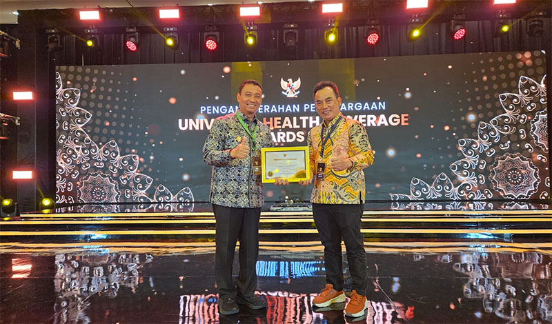 Wawako Pekanbaru Markarius Anwar menerima penghargaan Universal Health Coverage (UHC) Awards 2026.