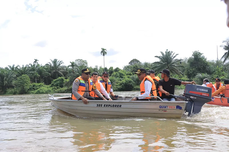 Bupati Kampar Ahmad Yuzar bersama forkopimda melaksanakan patroli monitoring debit air di sepanjang aliran Sungai Kampar, belum lama ini.