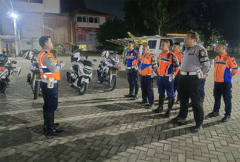 Personel Dishub melakukan monitoring arus lalu lintas sekaligus penertiban pak ogah dan jukir liar di sejumlah titik di Pekanbaru, Selasa (27/1/2026) malam.