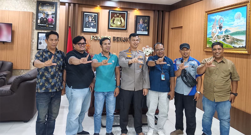 Kapolres Bengkalis AKBP Fahrian Saleh Siregar menerima rombongan wartawan Riau Pos Grup dan PWI Bengkalis di ruang kerjanya, Selasa (27/1/2026).