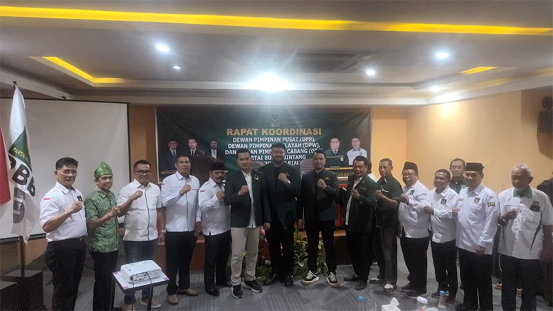 Perwakilan DPP Partai Bulan Bintang berfoto bersama pengurus DPW Riau usai melaksanakan rakor di Hotel Alpha Pekanbaru, Sabtu (27/1/2026) sore.