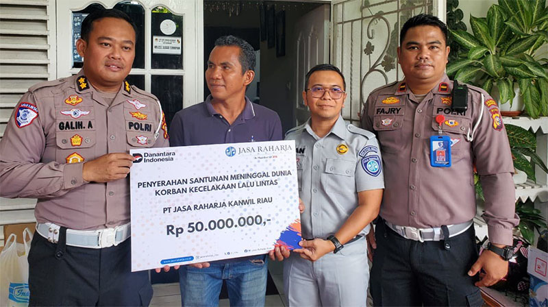Kasubdit Gakkum Ditlantas Polda Riau AKBP Galih Apria (kiri) saat penyerahan santunan Jasa Raharja kepada ahli waris almarhumah Siti Hajar yang menjadi korban jambret di Jalan Tengku Bey, Pekanbaru