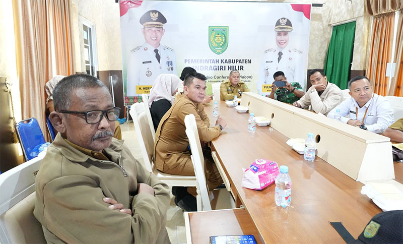 Perwakilan Forkopimda dan OPD mengikuti Rakor Pengendalian Inflasi bersama Mendagri Tito Karnavian secara zoom di Diskominfopers Inhil, Selasa (27/1/2026).
