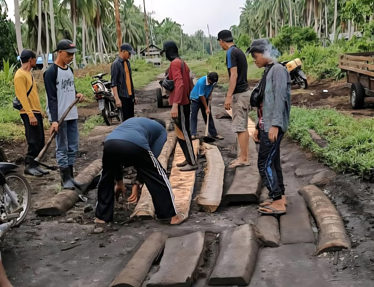 Salah satu ruas jalan di Pulau Rangsang Kepulauan Meranti yang rusak parah sedang diperbaiki oleh warga. Foto diambil beberapa waktu lalu.
