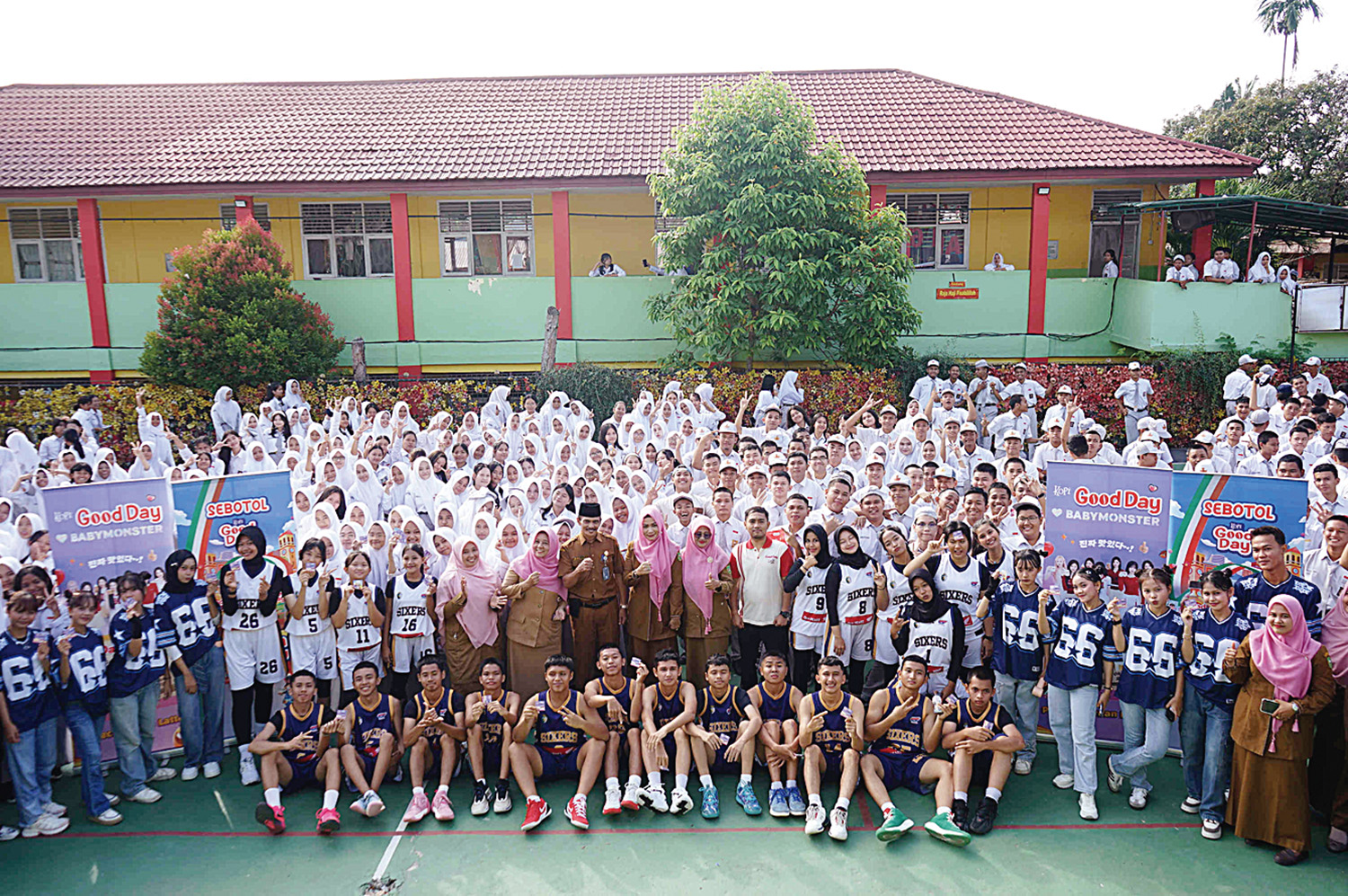 Perwakilan Sponsor, Majelis Guru, Tim Basket Putra dan Putri, dan tim Dance SMAN 6 Pekanbaru foto bersama saat roadshow Kopi Good Day Goes to School  di  SMAN 6 Pekanbaru, Senin (26/1/2026).