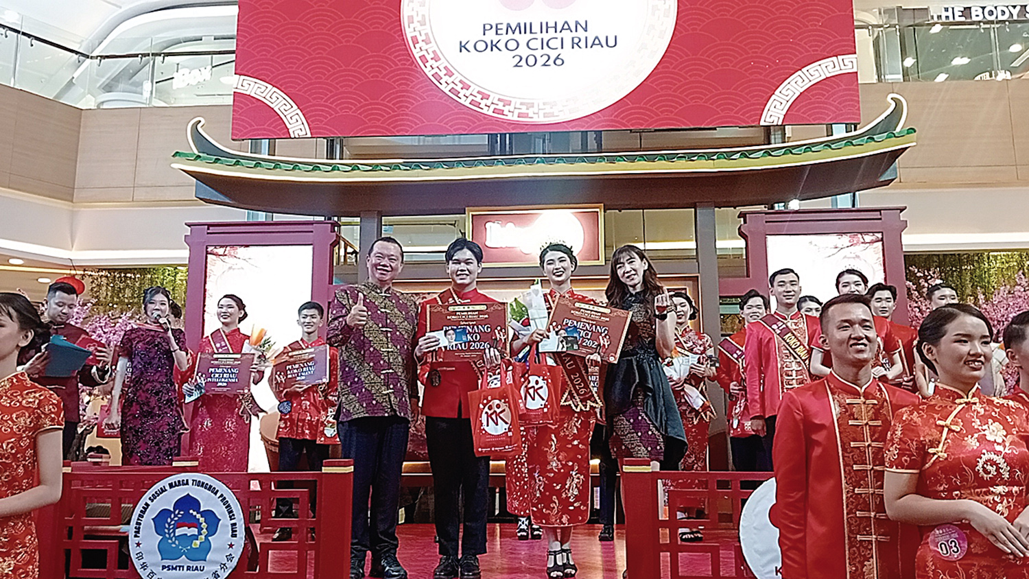 Winner Koko Cici Riau 2026 Kennedy (dua kiri) dan Melissa (dua kanan) foto bersama Sekretaris Umum PSMTI Pusat Peng Suyoto (kiri) usai pemilihan Koko Cici  Riau 2026 di Living World Pekanbaru.