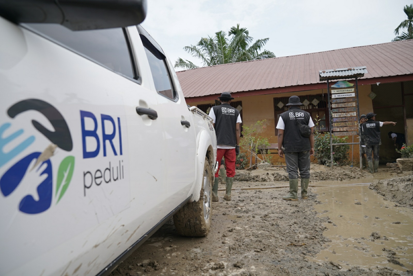 sebanyak 70 relawan BRI Peduli melaksanakan kegiatan bersih-bersih di SD Negeri Tugu Upah Aceh Tamiang di Kecamatan Bendahara, Kabupaten Aceh Tamiang, Provinsi Aceh.