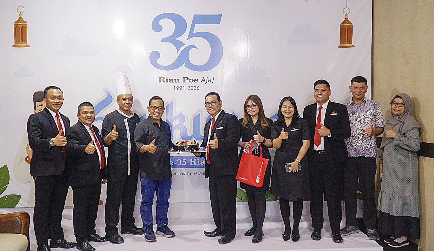 Direktur Riau Pos Asmawi Ibrahim (Empat Kiri) menerima kue tar yang diserahkan langsung oleh Chief Accounting Grand Zuri Maison   beserta Executive Housekeeper Suhendri,HR Manager Desi Wulansari,Asst. Front Office Manager Aditya Darmawan, Asst. Sales Mana