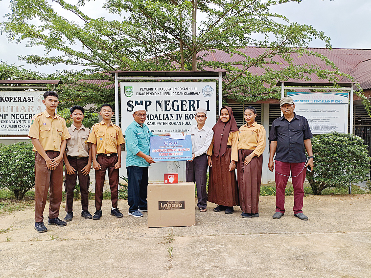 Manajemen PTPN IV Regional III menyerahkan bantuan program tanggung jawab sosial dan lingkungan, beberapa waktu lalu.