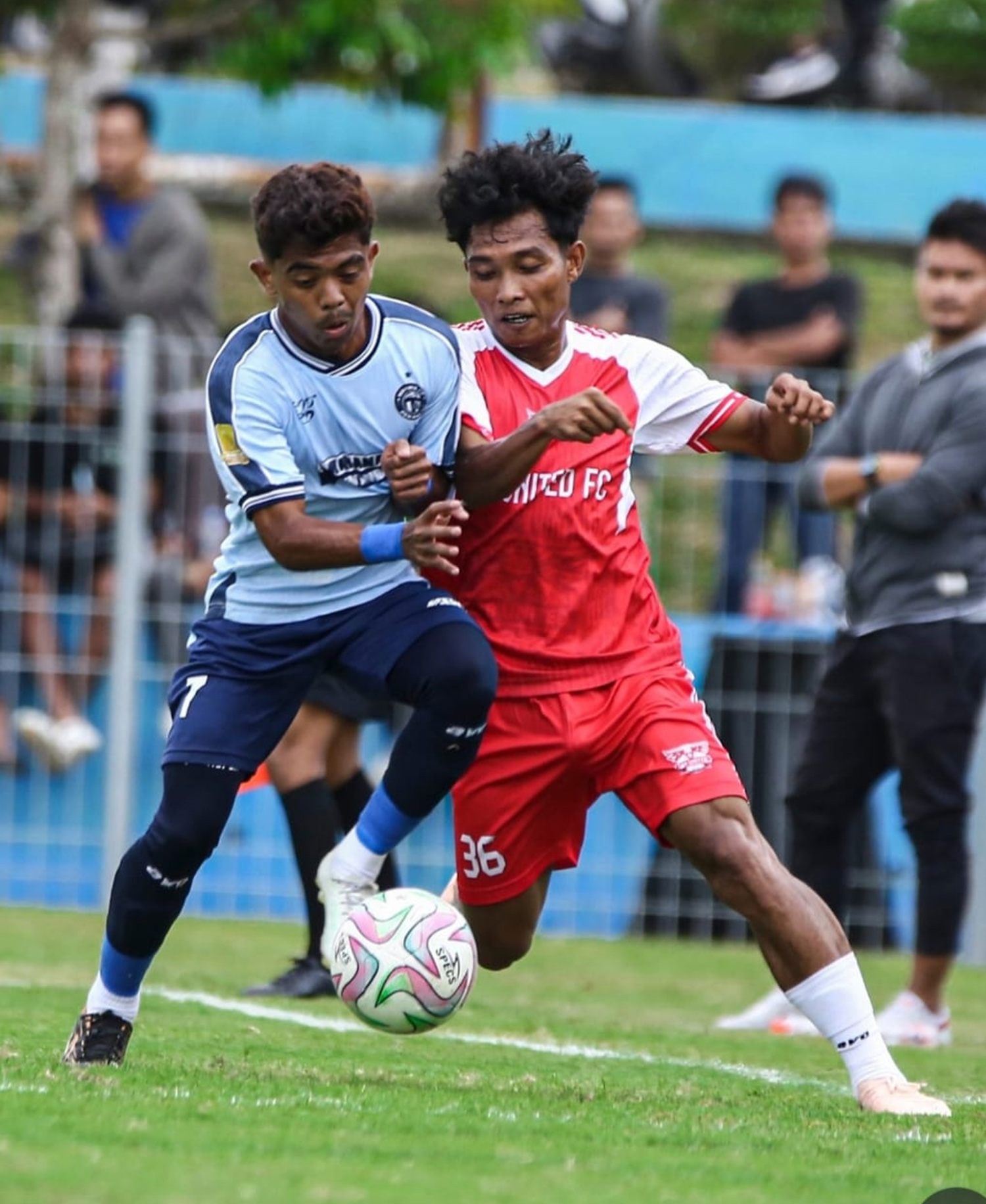 Pemain Wahana FC, M Zulkhairi (kiri), be&shy;rebut bola dengan pemain EBR, Ramadhani, dalam per&shy;tan&shy;dingan RS Awal Bros Liga 4 Riau 2025-2026 di Lapangan Wa&shy;hana, Jalan Air Hitam, Pekanbaru.