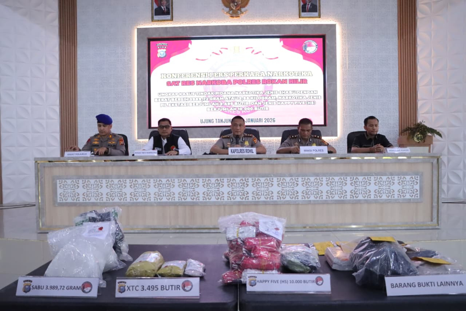 Barang bukti narkoba diperlihatkan saat ekspose di Mapolres Rokan Hilir, Senin (26/1/2026).