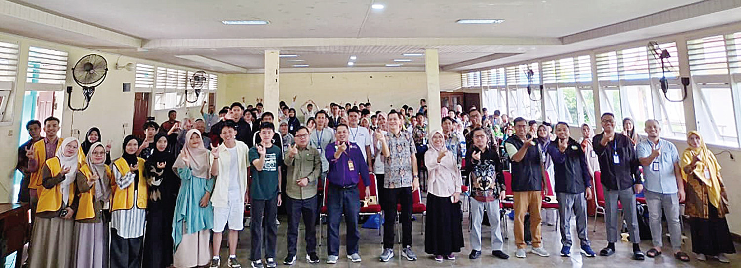 Para pimpinan FKIP Unri, dewan juri dan peserta foto bersama usai pembukaan kompetensi regional greenmech 2026, Sabtu (24/1/2026).