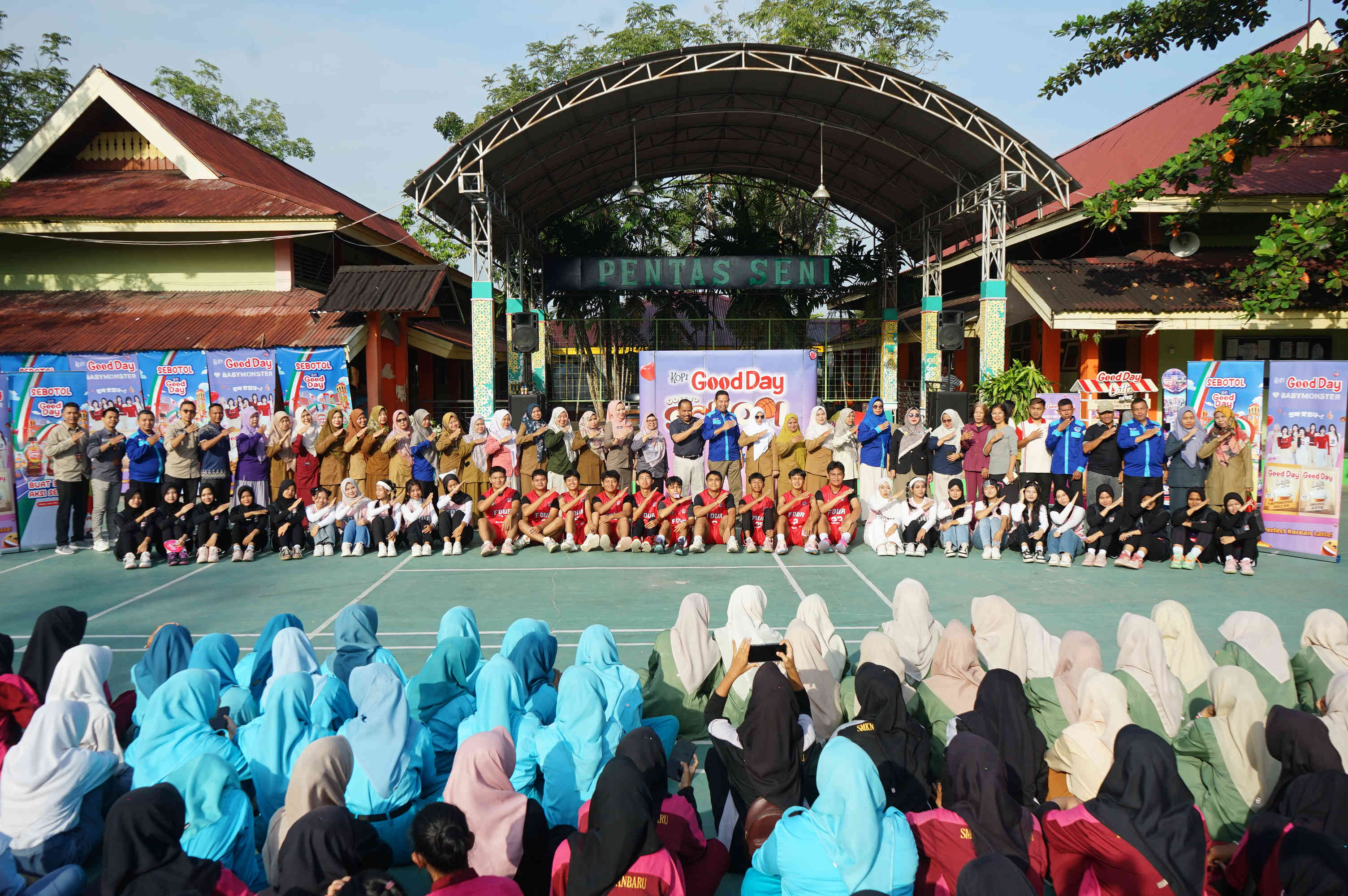 Perwakilan Sponsor, Majelis Guru, Tim Basket Putra dan Putri, dan tim Dance SMKN 4 Pekanbaru foto bersama saat roadshow Kopi Good Day Goes to School  di  SMKN 4 Pekanbaru, Selasa (27/1/2026).