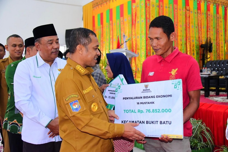 Wabup Bagus Santoso didampingi Kepala Baznas Bengkalis Ismail menyerahkan bantuan dana untuk rumah layak huni di Gedung Bujang Kelana, Bukitbatu, Selasa (27/1/2026).