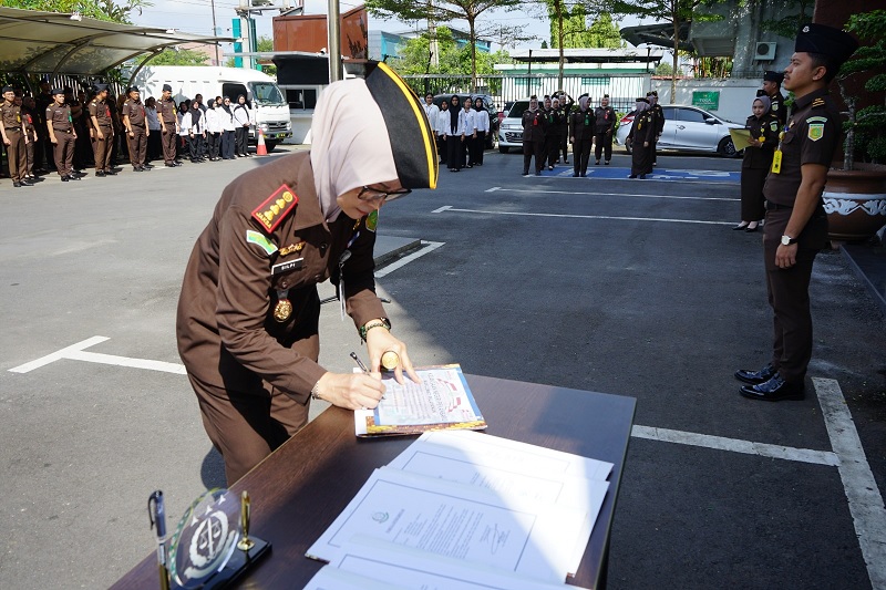 Kajari Pekanbaru Silpia Rosalina menandatangi pakta integritas sebagai komitmen pencegahan korupsi serta peningkatan kualitas pelayanan publik pada Selasa (27/1/2026),
