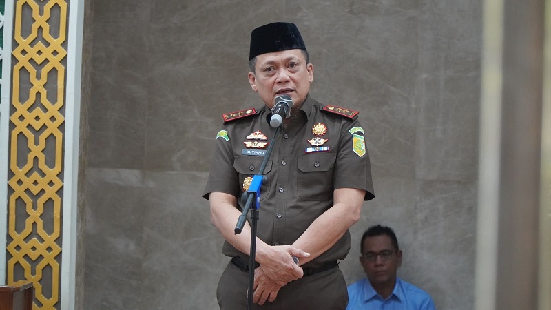 Kajati Riau Sutikno memberi sambutan pada kegiatan Halal Bihalal menyambut Ramadan yang digelar di Masjid Al-Mizan Kejati Riau pada Senin (27/1/2026).