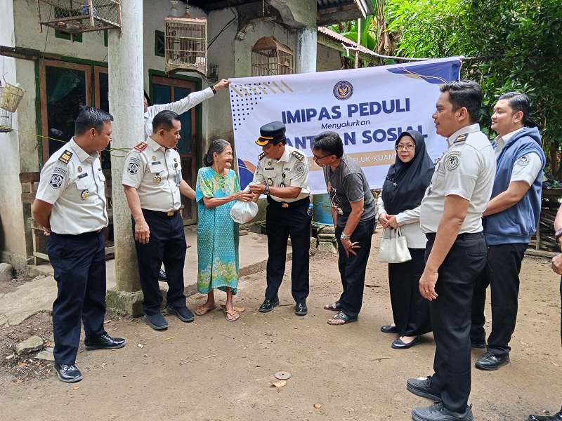 Kalapas Kelas IIB Teluk Kuantan, Arif Berdian menyerahkan bantuan sembako pada masyarakat kurang mampu Desa Tanjung Simandolak, Kecamatan Benai, Selasa (27/1/2026).