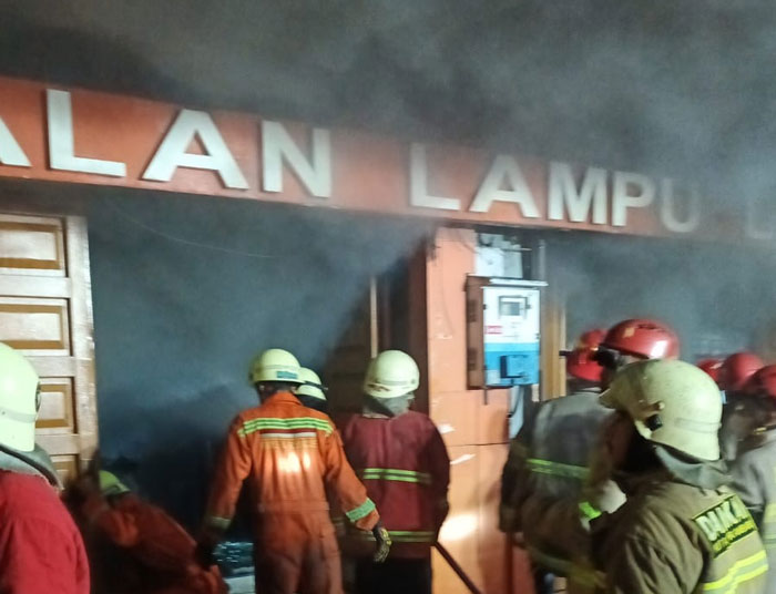Kebakaran toko elektronik di Jalan Jenderal Sudirman, Pekanbaru, tepatnya di bawah Jembatan Siak IV, dilalap si jago merah pada Senin (26/1/2026) malam, sekitar pukul 22.58 WIB.