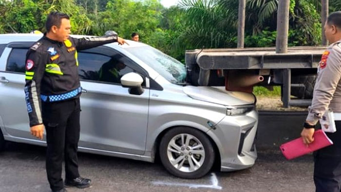 Personil Sat Lantas Polres Pelalawan melakukan evakuasi tiga kendaraan terlibat kecalakaan lalu lintas yang menyebabkan seorang pelajar meninggaldi Jalintim Desa Kemang Kecamatan Pangkalan Kuras