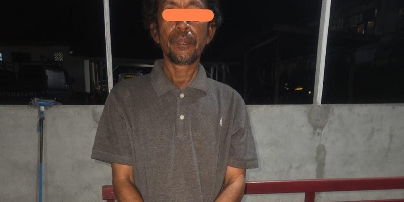 Pelaku penikaman warga sampai meninggal dunia diamankan di Mapolsek Mandau, Selasa (27/1/2026).
