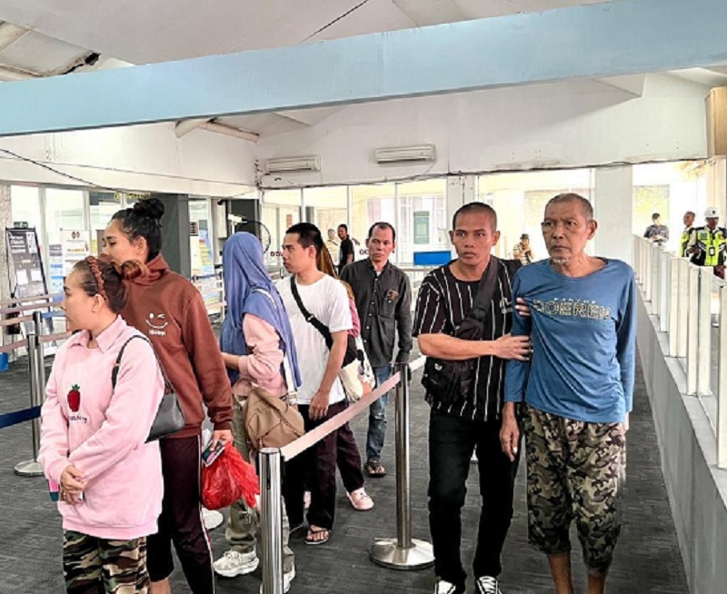 Para PMI yang baru dideportasi dari Malaysia tiba di Pelabuhan Dumai, Ahad (25/1/2026).