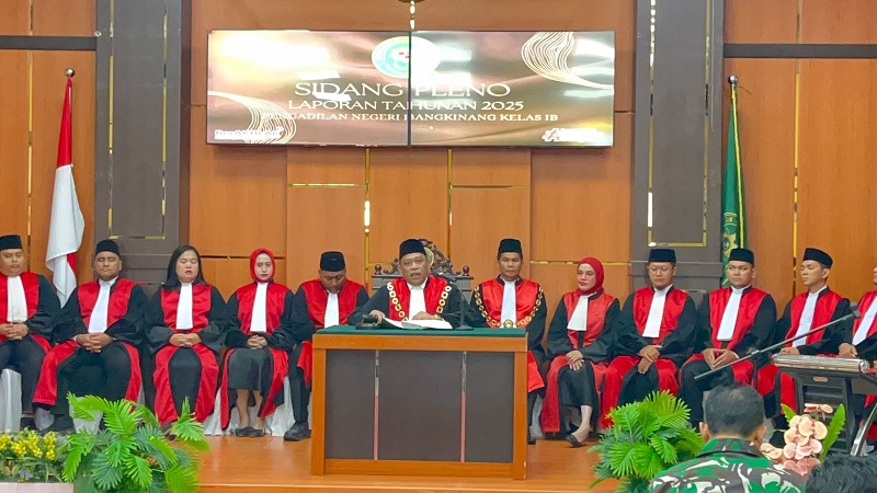 Ketua Pengadilan Negeri Bangkinang Soni Nugraha menyampaikan capaian kinerja selama 2025 saat rapat pleno yang dihadiri forkopimda di ruang sidang PN Bangkinang, Selasa (27/1/202