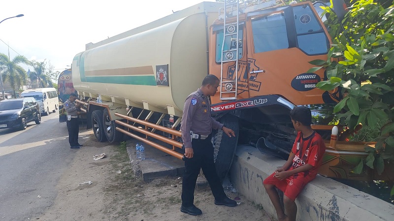 Satu unit truk tangki pengangkut CPO menabrak truk tronton di Jalan Hang Tuah, Simpang Pokok Jengkol, Kelurahan Batang Serosa, Kecamatan Mandau mengakibatkan truk CPO menabrak median jalan.