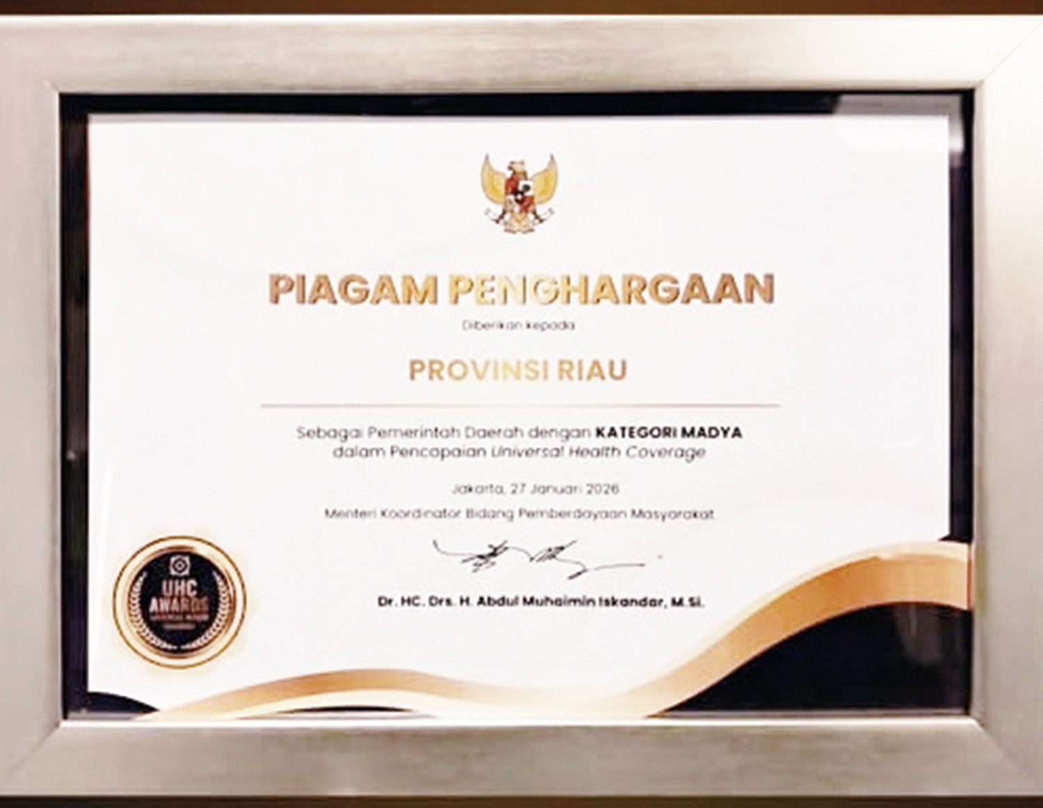Piagam penghargaan yang diterima Pemerintah Provinsi Riau dari BPJS Kesehatan.