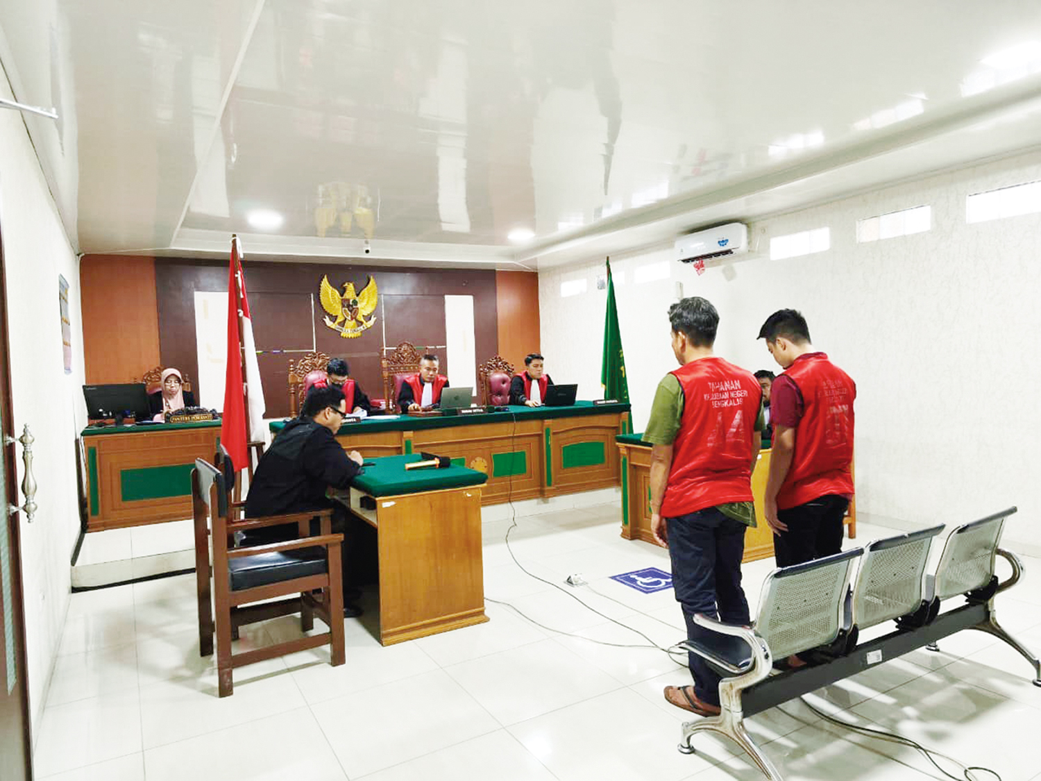 Dua dari lima terdakwa pengedar narkoba jaringan internasional tertunduk saat menghadiri sidang pembacaan vonis di PN Bengkalis, Selasa (27/1/2026).