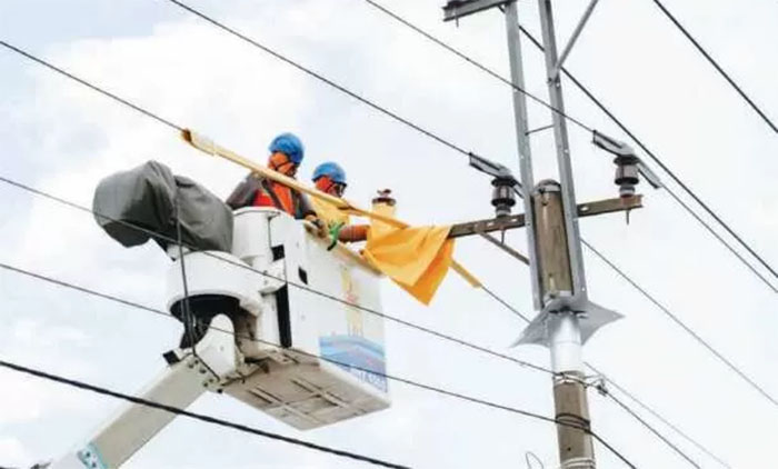 Ilustrasi petugas PLN melakukan perbaikan kabel listrik