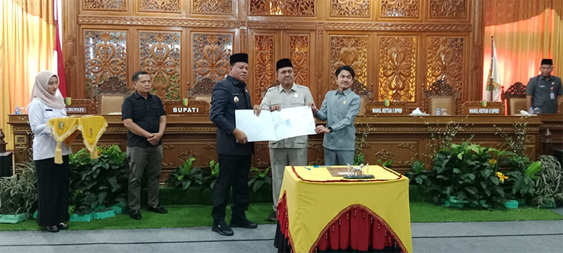 Bupati Dr H Suhardiman Amby MM bersama Ketua DPRD, H Juprizal SE MSi dan Wakil Ketua I DPRD, Satria Mandala Putra memperlihatkan peta ulayat yang tertuang dalam Perda MHA yang baru saja disahkan DPRD