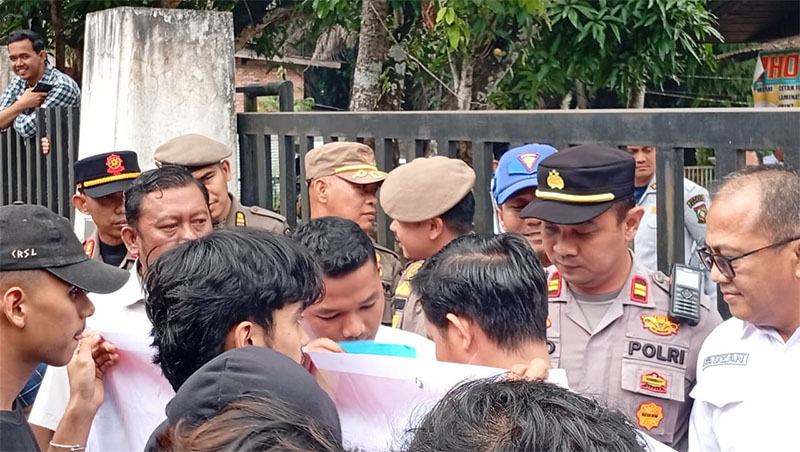 APMBR menggelar aksi damai di depan Kantor Dinas Perhubungan (Dishub) Kabupaten Kampar, Rabu (28/1/2026).