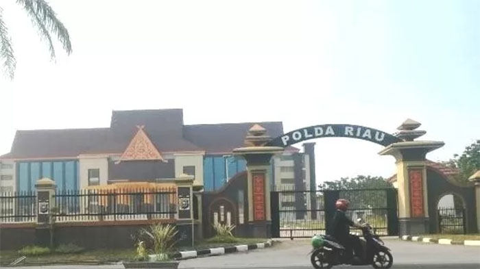 Ilustrasi pengendara sepeda motor melintas di depan Mapolda Riau, di Jalan Pattimura, kota Pekanbaru.