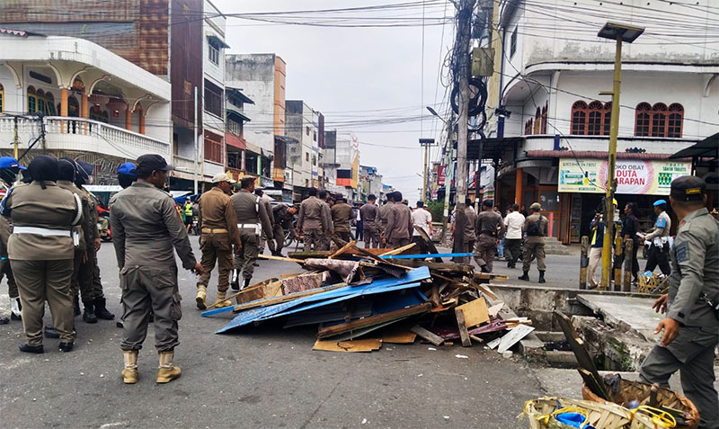 Pembongkaran kios pedagang yang dibuat permanen di simpang Jalan Utama-Perdagangan, Bagansiapiapi, Rabu (28/1/2026).
