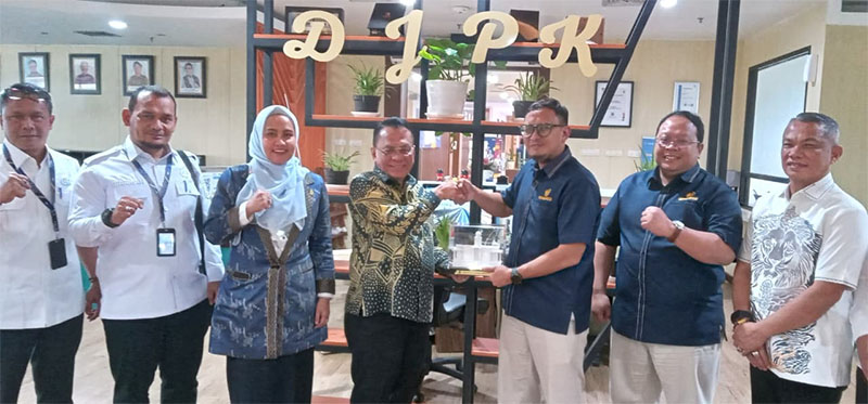 Bupati Rohil H Bistamam, bersama anggota DPR RI Karmila Sari, serta sejumlah pihak foto bersama Direktur (DJPK) Kementerian Keuangan, Sandy Firdaus.