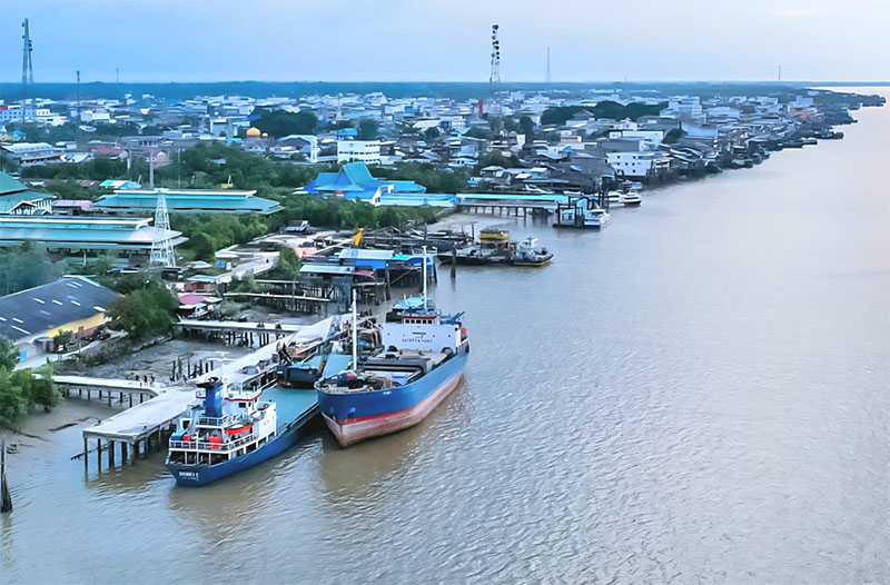 Aktivitas Pelayaran Pesisir Kota Selatpanjang, Pusat Kabupaten Kepulauan Meranti dari udara.