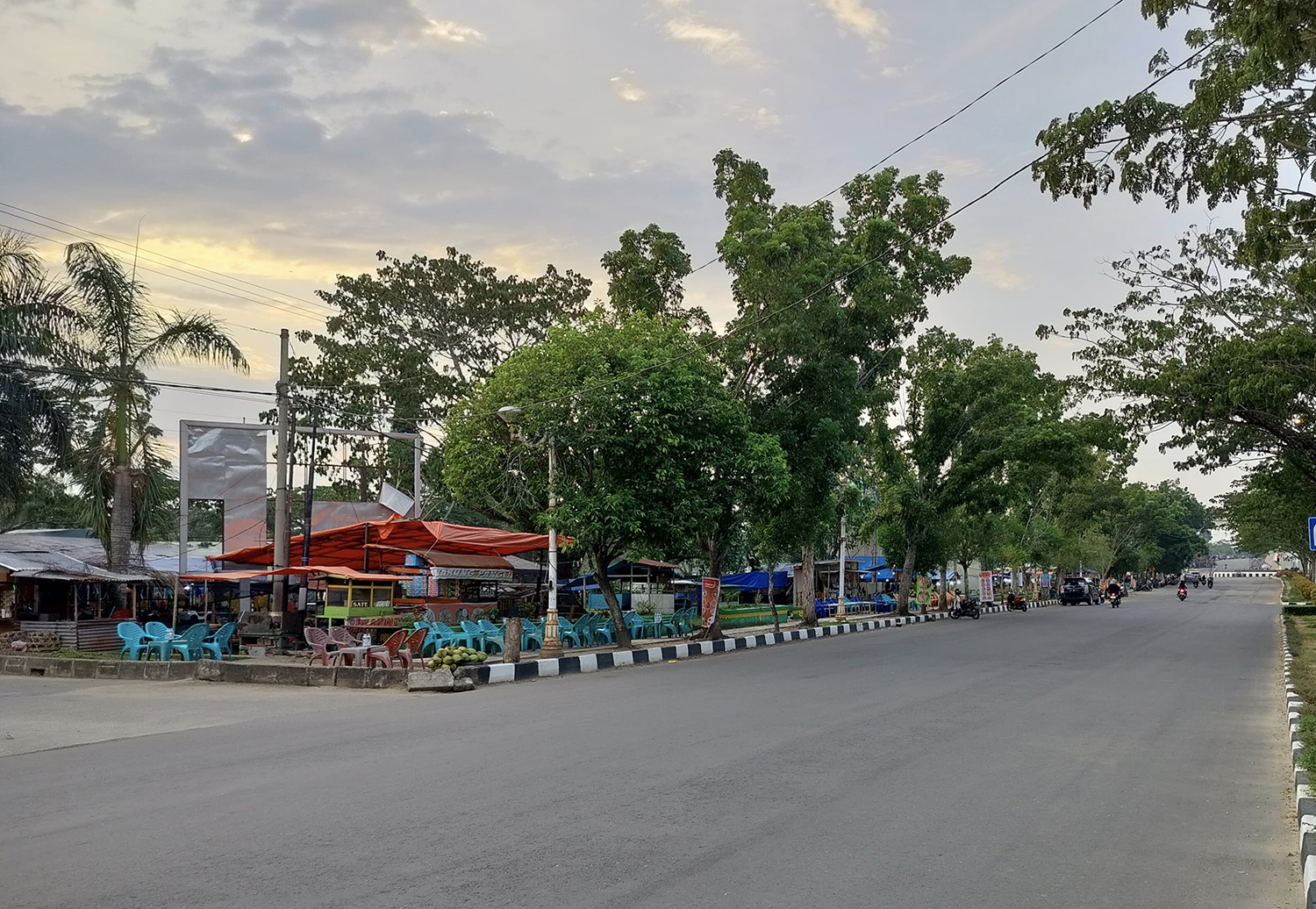 Sejumlah pedagang kaki lima membuka usaha di tepi ruas Jalan Lingkar Km 4 Pasirpengaraian, Selasa (27/1/2026).