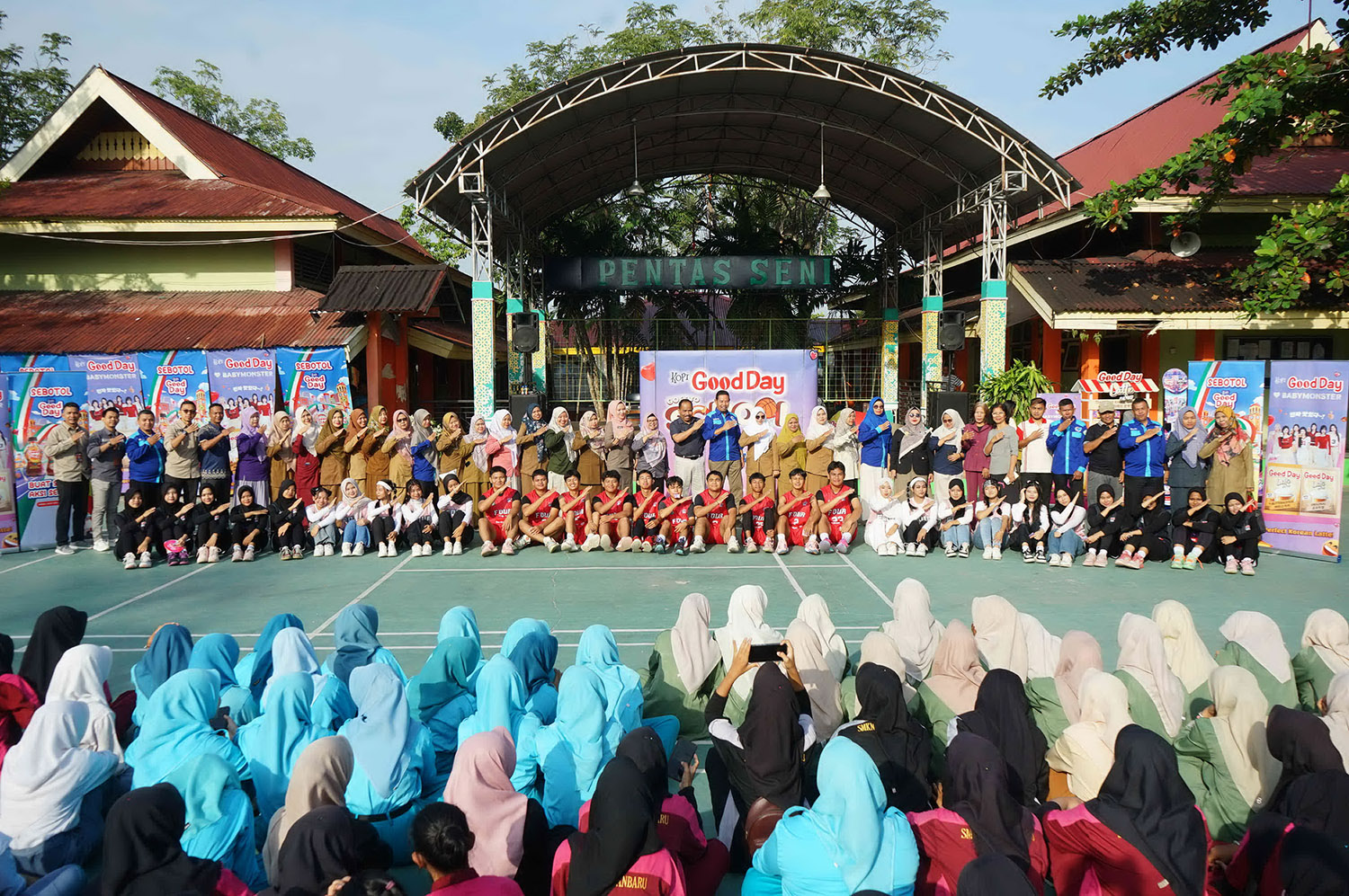 Suasana Roadshow Kopi Good Day Goes to School  di  SMKN 4 Pekanbaru, Selasa (27/1/2026).