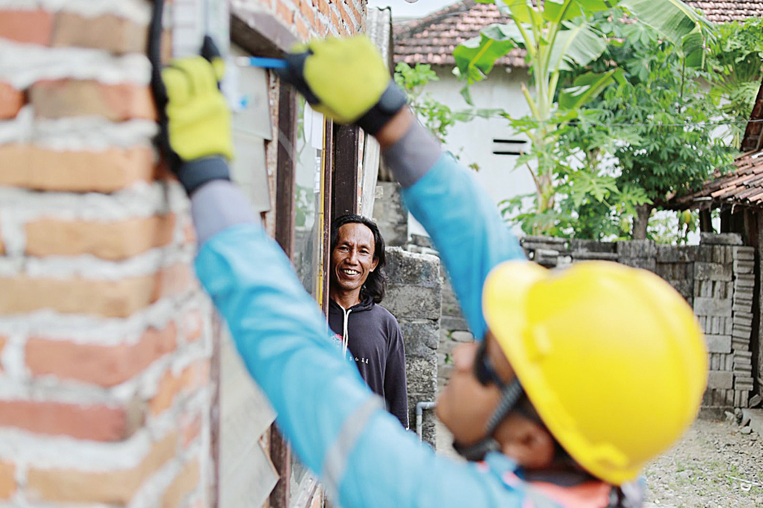 Ilustrasi petugas PLN ketika memastikan instalasi listrik prabayar pelanggan berjalan dengan baik. Layanan prabayar memberi kemudahan bagi masyarakat untuk mengatur pemakaian listrik sejak awal.
