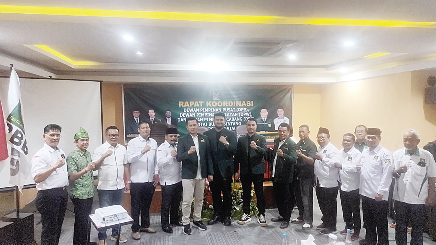 Jajaran pimpinan DPP Partai Bulan Bintang (PBB) berfoto bersama pengurus DPW PBB Riau usai melaksana&shy;kan rakor di  Hotel Alpha Pekanbaru, akhir pekan kemarin.