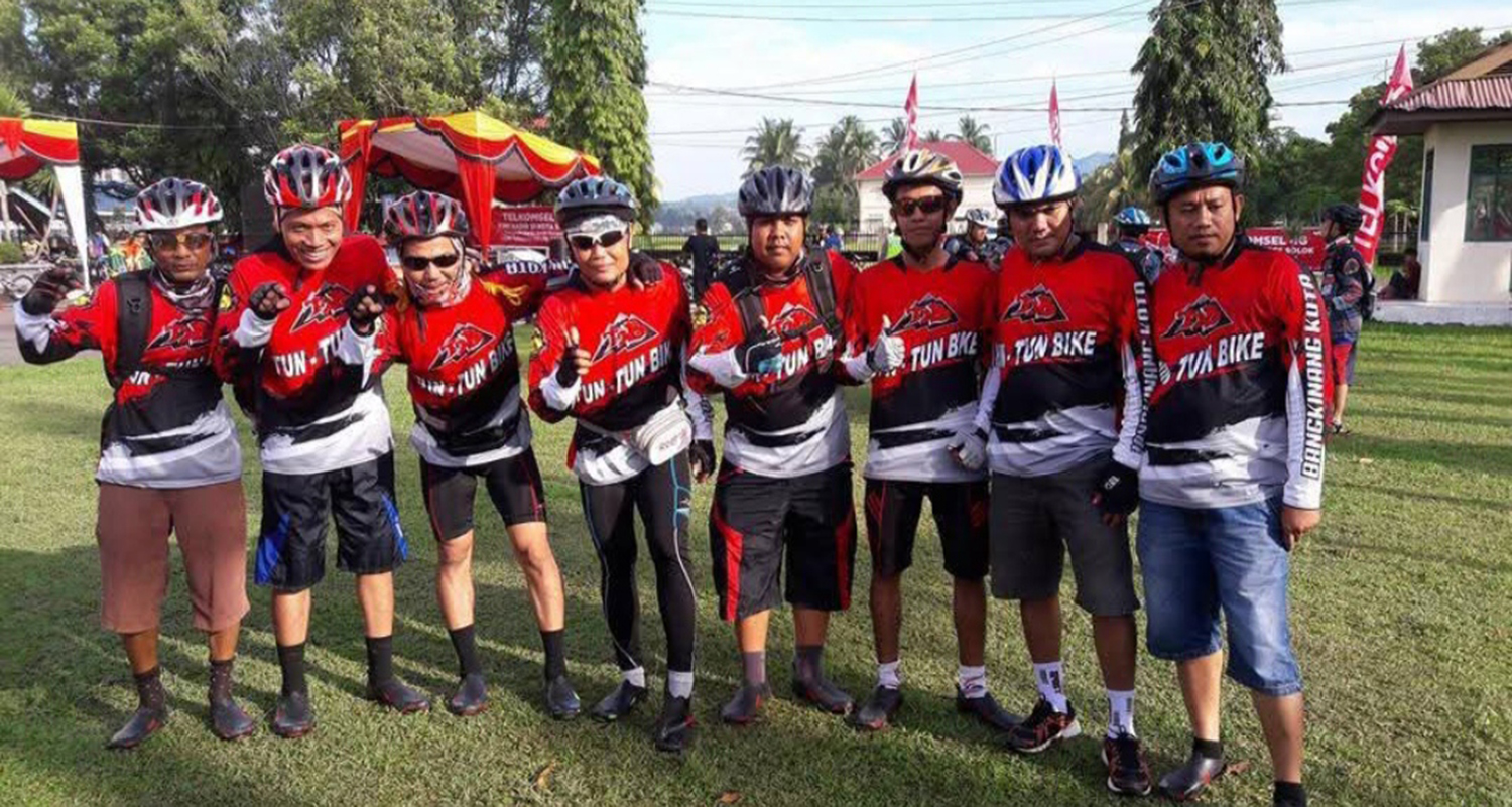 Komunitas sepeda Tuntun Racing Team Bangkinang Kota foto bersama saat mengikuti iven gowes, beberapa waktu lalu.