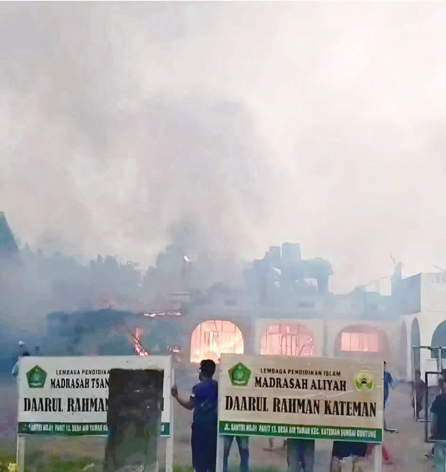 Api dan asap tebal membubung tinggi di bangunan asrama Pondok Pesantren Daarul Rahman yang berada di Jalan Santri, Desa Air Tawar, Kecamatan Kateman, Inhil, Senin (26/1/2026) sore.