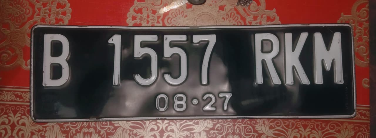 Plat nomor Mobil yang diduga menabrak korban ditemukan di Lokasi Kejadian.